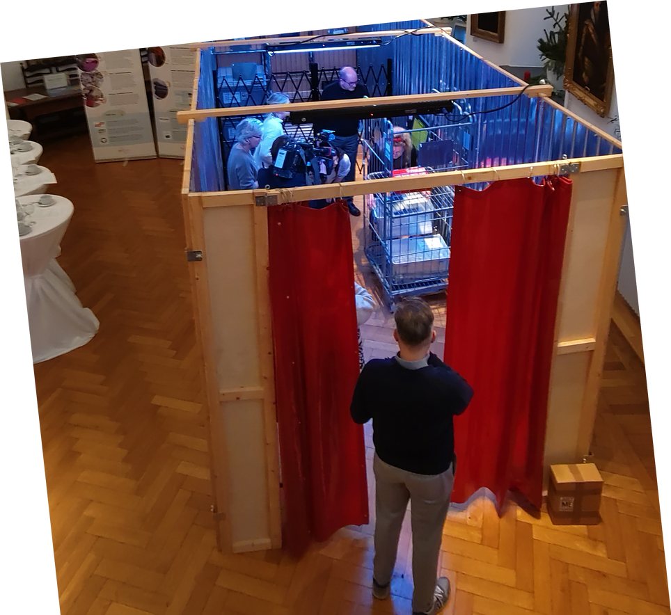 Die mobile Konstruktion mit rotem Vorhang im Moerser Schloss, ein Besucher am Eingang