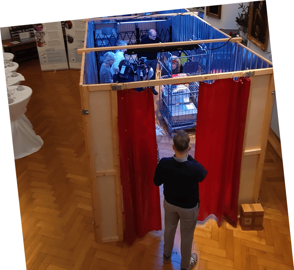 Container der Wahrheit: die mobile Konstruktion mit rotem Vorhang im Moerser Schloss